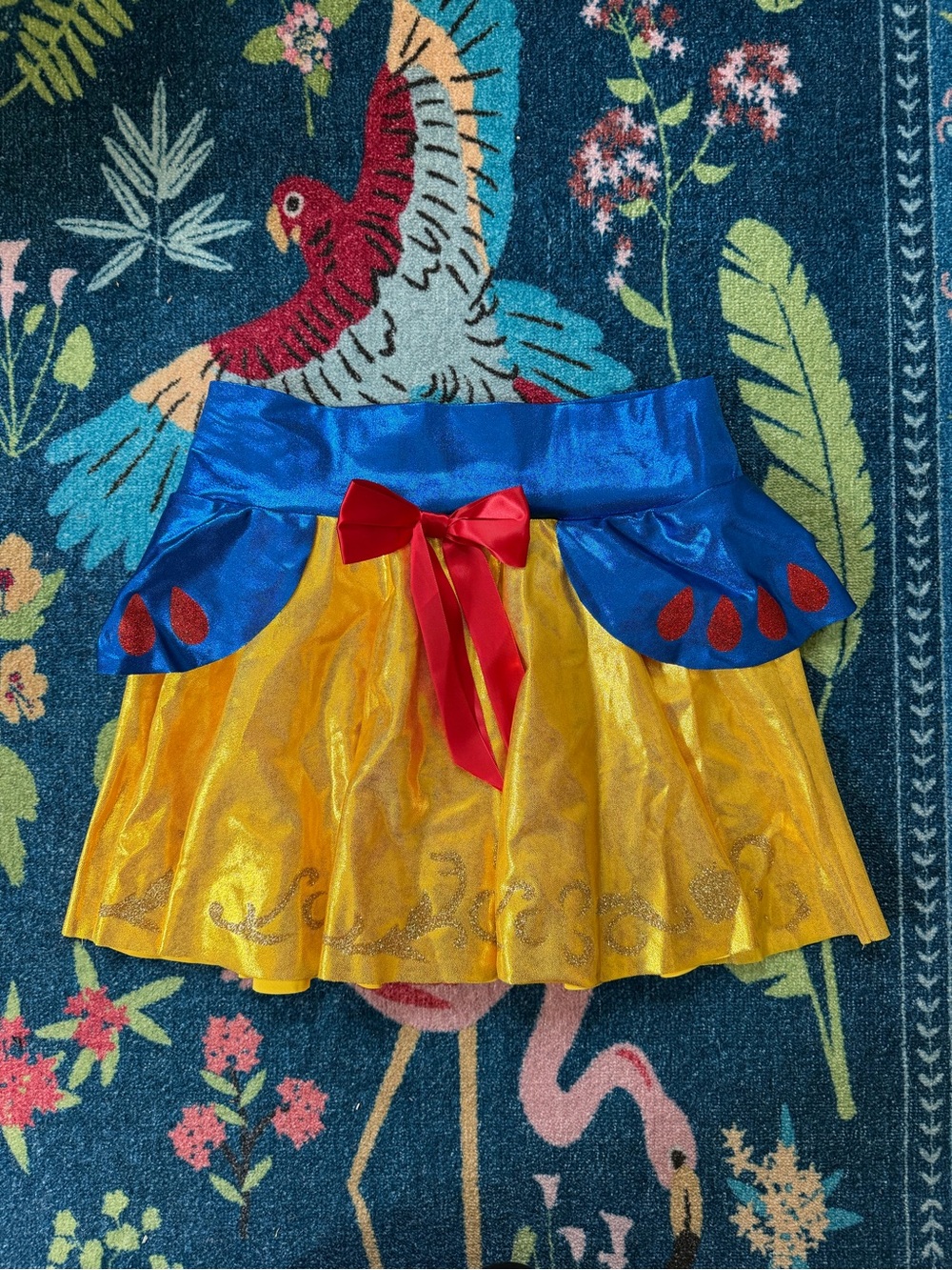 Snow white themed skirt with glitter accents. perfect for RunDisney!